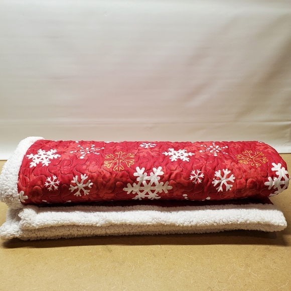 Red & White Snowflake Furry Throw - Picture 4 of 10